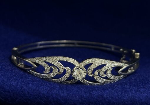 PULSERA RÍGIDA CON BRILLANTES. MONTADA EN ORO BLANCO DE LEY 18KTS.