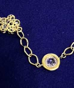 PULSERA CON FLOR Y AMATISTA RODEADA DE CIRCONITAS. MONTADA EN ORO AMARILLO DE LEY 18KTS.