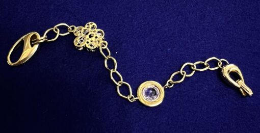 PULSERA CON FLOR Y AMATISTA RODEADA DE CIRCONITAS. MONTADA EN ORO AMARILLO DE LEY 18KTS.