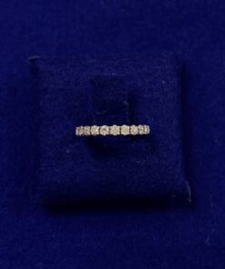 Sortija eternity de diamantes (1'10 cts en total), montada en oro blanco de ley 18kts.