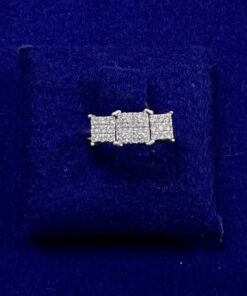 Sortija con tres cuadrados cuajados de brillantes con un total de 0,70cts. Montada en oro blanco de ley 18kts.