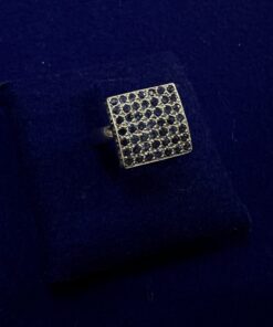 Sortija con cuadrado central de zafiros con un total de 1cts rodeada de brillantes con un total 0,60cts. Montada en oro blanco de ley 18kts.