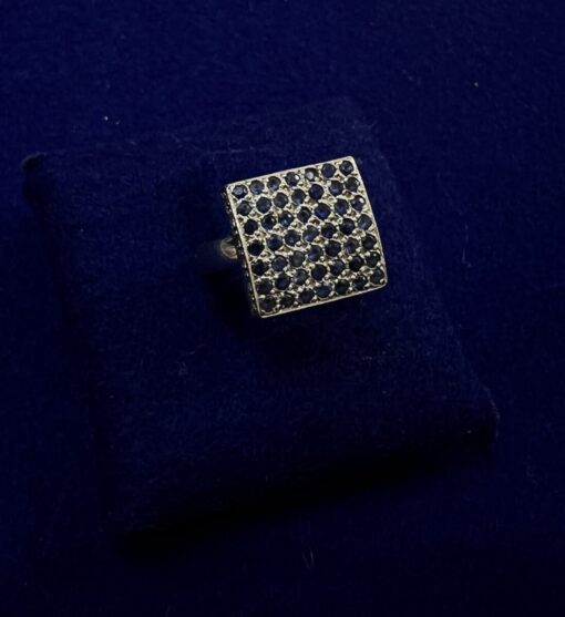 Sortija con cuadrado central de zafiros con un total de 1cts rodeada de brillantes con un total 0,60cts. Montada en oro blanco de ley 18kts.