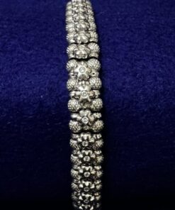 PULSERA CON PEQUEÑOS DETALLES FLORALES Y BRILLANTES. MONTADA EN ORO BLANCO DE LEY 18KTS.