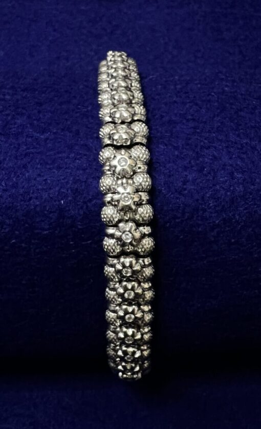 PULSERA CON PEQUEÑOS DETALLES FLORALES Y BRILLANTES. MONTADA EN ORO BLANCO DE LEY 18KTS.