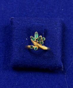 SORTIJA EN FORMA DE RACIMO DE ESMERALDAS COLOMBIANAS. MONTADA EN ORO AMARILLO DE LEY 18KTS.