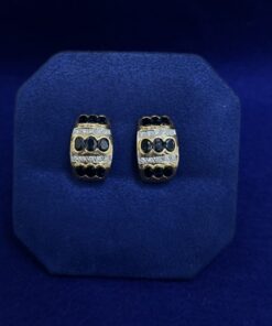 PENDIENTES DE MEDIO ARO CON TRIPLE FILA DE ZAFIROS Y DOBLE FILA DE BRILLANTES. MONTADO EN ORO DE LEY 18KTS.