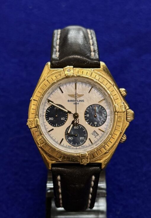 RELOJ BREITLING CHRONOMAT. DE CUARZO, CON ESFERA COLOR MADREPERLA Y PULSERA DE PIEL.  36MM CAJA DE ORO 18KTS.