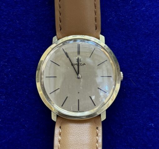 RELOJ OMEGA AUTOMÁTICO, EN ORO AMARILLO DE LEY 18KTS Y  ESFERA DORADA. PULSERA DE PIEL CAMEL