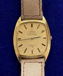 RELOJ OMEGA AUTOMÁTICO. EN ORO 18KTS CON ESFERA CUADRADA. Y PULSERA DE PIEL.