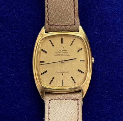 RELOJ OMEGA AUTOMÁTICO. EN ORO 18KTS CON ESFERA CUADRADA. Y PULSERA DE PIEL.
