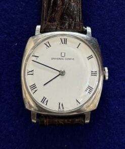 RELOJ  UNIVERSAL GENEVE DE CUERDA, EN ACERO Y CORREA DE PIEL. AÑOS 60
