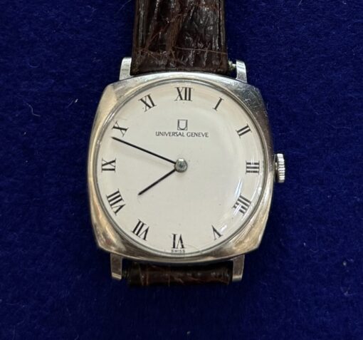RELOJ  UNIVERSAL GENEVE DE CUERDA, EN ACERO Y CORREA DE PIEL. AÑOS 60