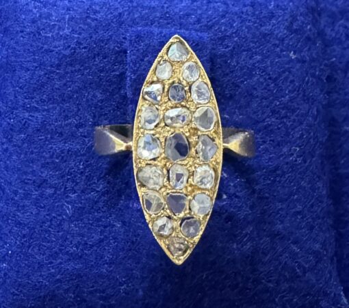 SORTIJA LANZADERA DE DIAMANTES. TALLA ANTIGUA ART-DECO. MONTADA EN ORO AMARILLO DE LEY 18KTS. AÑOS 20