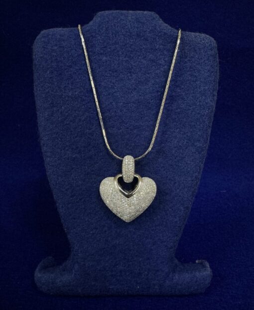 Cadena y colgante de corazón cuajado de brillantes 1,75cts en total. Montado en oro blanco de ley 18kts.