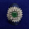 Sortija cuajada de brillantes 3,80cts con esmeralda central. Montada en oro blanco de ley 18kts.