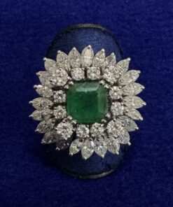 Sortija cuajada de brillantes 3,80cts con esmeralda central. Montada en oro blanco de ley 18kts.