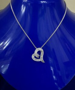 Cadena con colgante de brillantes en forma de corazón. Montado en oro blanco de ley 18kts.