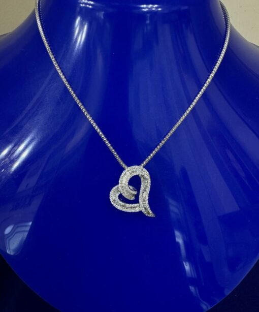 Cadena con colgante de brillantes en forma de corazón. Montado en oro blanco de ley 18kts.