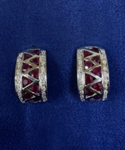 Pendientes de medio aro con rubíes y brillantes 0,80cts, montado en oro blanco de ley 18kts.