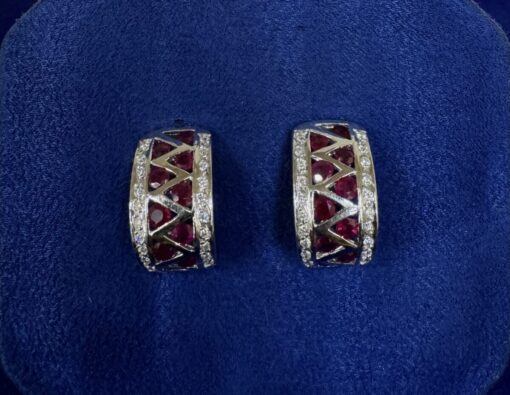 Pendientes de medio aro con rubíes y brillantes 0,80cts, montado en oro blanco de ley 18kts.
