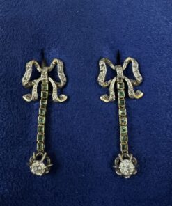 PENDIENTES LARGOS DE LAZOS, ESMERALDAS Y BRILLANTES. MONTADOS EN ORO BICOLOR DE 18KTS.