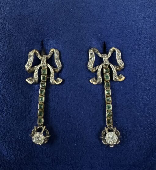 PENDIENTES LARGOS DE LAZOS, ESMERALDAS Y BRILLANTES. MONTADOS EN ORO BICOLOR DE 18KTS.