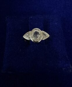 SORTIJA CON BRILLANTE CENTRAL 1,20CTS Y DOS BRILLANTES TRIANGULARES LATERALES O,6OCTS. MONTADO EN ORO BLANCO DE LEY 18KTS.