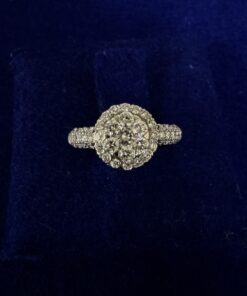 SORTIJA TIPO FLOR CUAJADA DE BRILLANTES 1,45CTS EN TOTAL. MONTADA EN ORO BLANCO DE LEY 18KTS.