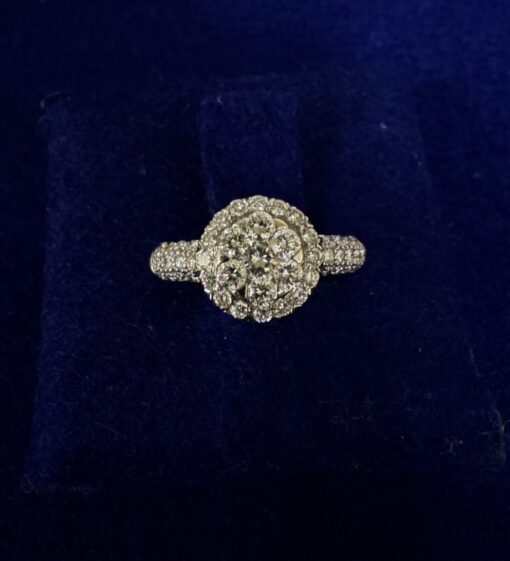 SORTIJA TIPO FLOR CUAJADA DE BRILLANTES 1,45CTS EN TOTAL. MONTADA EN ORO BLANCO DE LEY 18KTS.