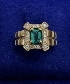 SORTIJA CON ESMERALDA Y ORLA DE BRILLANTES. MONTADA EN ORO AMARILLO DE LEY 18KTS.