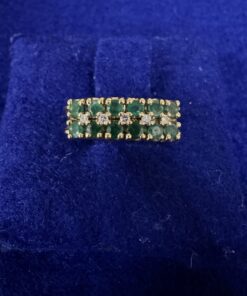 SORTIJA TRIPLE CINTILLO EN GARRAS CON ESMERALDAS Y BRILLANTES. MONTADO EN ORO AMARILLO DE LEY 18KTS.