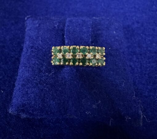 SORTIJA TRIPLE CINTILLO EN GARRAS CON ESMERALDAS Y BRILLANTES. MONTADO EN ORO AMARILLO DE LEY 18KTS.