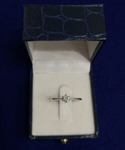 Solitario con brillante central montada en seis garras. En oro blanco de ley 18kts.