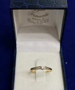 Sortija solitario con brillante central. Montado en oro de ley 18kts.