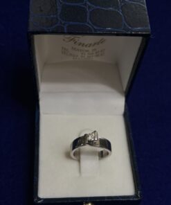 Solitario con brillante de 0,17cts. Montada entre brazos cruzados. En oro blanco de ley 18kts.