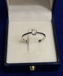 Solitario con brillante central 0,40cts montado en cuatro garras. En oro blanco de ley 18kts.