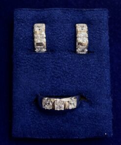 Juego pendientes de medio aro y sortija tresillo con circonitas. Montada en oro blanco de ley 18kts.