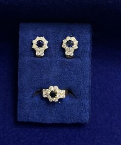 Juego pendientes y sortija con zafiros y circonitas. Montado en oro de ley 18kts.