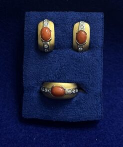 JUEGO DE PENDIENTES Y SORTIJA DE MEDIO ARO CON CORAL Y CIRCONITAS. MONTADOS EN ORO BICOLOR DE LEY 18KTS.