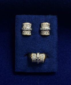 JUEGO DE PENDIENTES Y SORTIJA TALLA BAGUETTE REDONDOS CON CIRCONITAS. MONTADOS EN ORO BICOLOR DE LEY 18KTS.