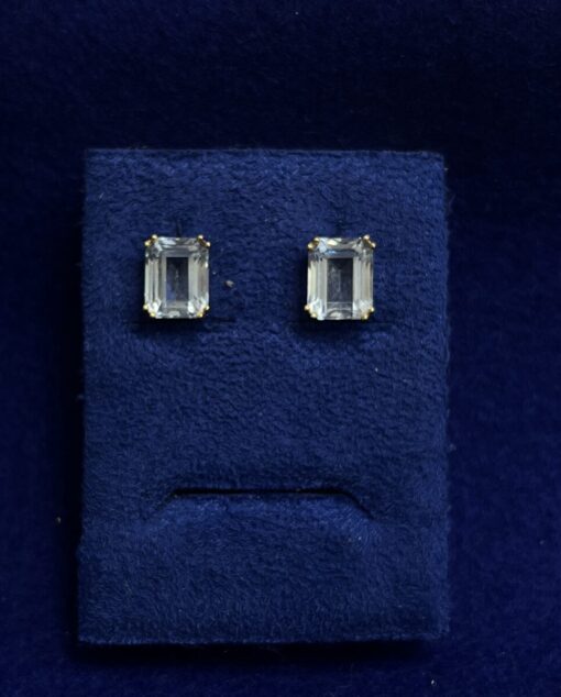 PENDIENTES RECTANGULARES CON PIEDRA SINTETICA AZUL CIELO. MONTADOS EN ORO AMARILLO DE LEY 18KTS.