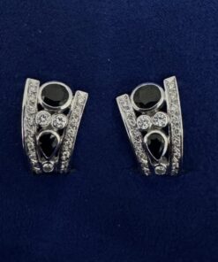 Pendientes de medio aro con zafiros 1,05cts y brillantes 1,40cts. Montado en oro blanco de ley 18kts.