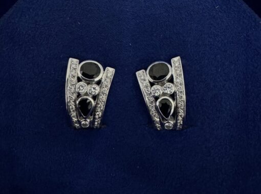 Pendientes de medio aro con zafiros 1,05cts y brillantes 1,40cts. Montado en oro blanco de ley 18kts.