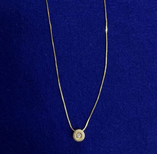 CADENA CON COLGANTE CIRCULAR Y UN BRILLANTE DE 0,10CTS. MONTADO EN ORO DE LEY 18KTS.