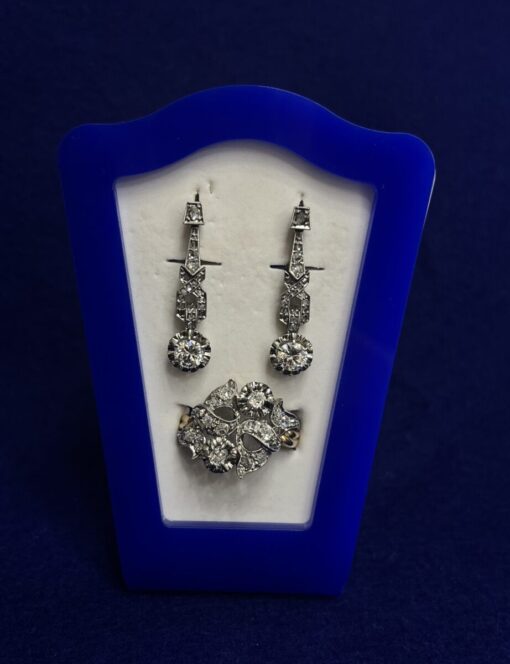 JUEGO VINTAGE (AÑOS 60) DE PENDIENTES 1,30CTS Y SORTIJA 0,60CTS CON BRILLANTES. MONTADOS EN ORO BICOLOR DE LEY 18KTS.