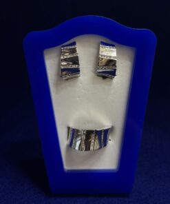 JUEGO DE PENDIENTES Y SORTIJA CON ONDAS DE BRILLANTES. MONTADOS EN ORO BLANCO DE LEY 18KTS.