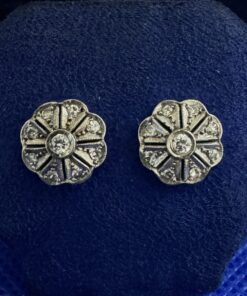 Pendientes en forma de flor con brillantes 1,29cts. Montado en oro blanco de ley 18kts.