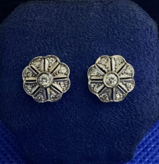 Pendientes en forma de flor con brillantes 1,29cts. Montado en oro blanco de ley 18kts.