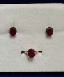 Juego de sortija y pendientes con rubíes montado en cuatro garras. Oro de ley 18kts.